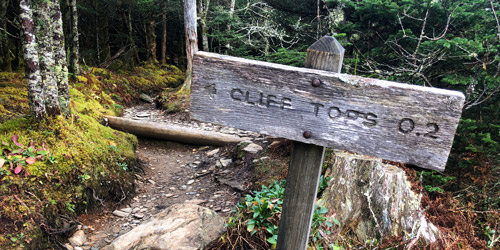 Trail marker to reach the Cliff Tops