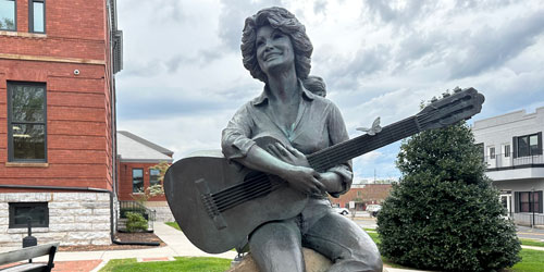 Dolly Parton statue and inscription